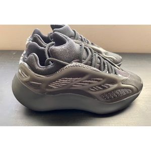Adidas YEEZY 700 V3 "Alvah"  (Size M/5 W/7)